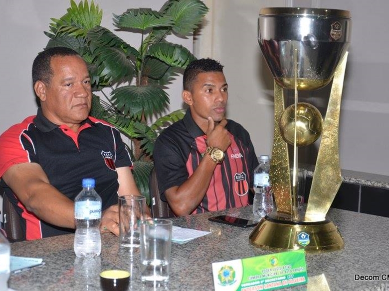Câmara de Alto Paraíso faz homenagem ao Campeão estadual de futebol jogador Leleco.